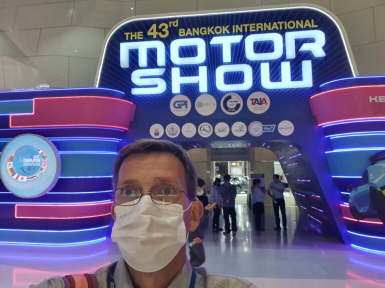 20220322 100327 Bangkok Bilsalong i eldriftens tecken