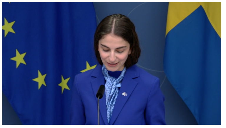 romina pourmokhtari Klimatmålen gäller och Hassler ska inte rucka på dem