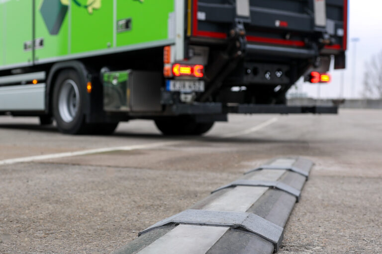 ladda lastbil tradlos elonroad bring 2 Automatisk sladdlös laddning: Lasta, lossa, ladda!