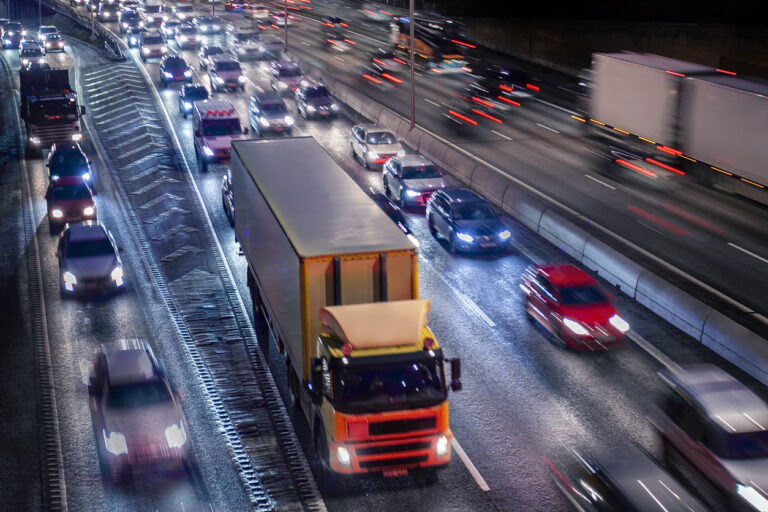 2030-sekretariatet: Fossilfria drivmedel störtdyker till 2015 års andel 1 trafik lastbil bil tunnel natt 2030-sekretariatet: Fossilfria drivmedel störtdyker till 2015 års andel