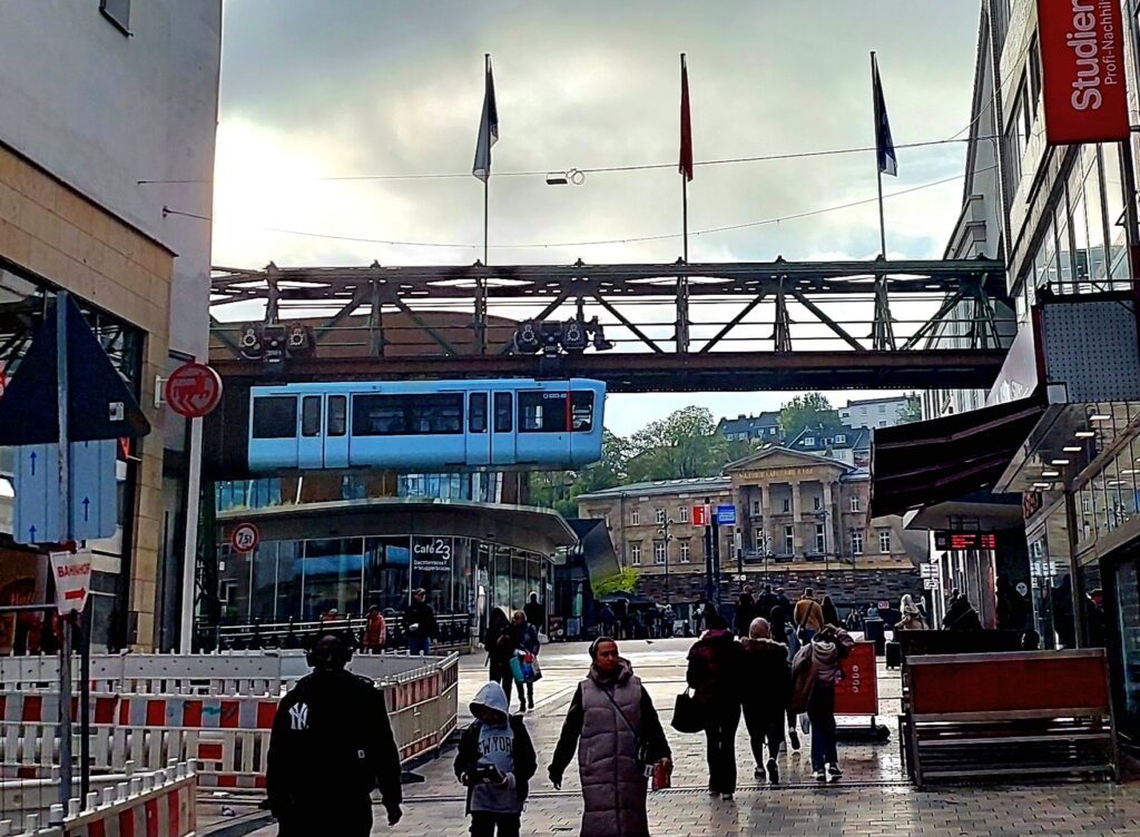 1 Wuppertals hängbana 125 år – när kollektivtrafiken blir huvudattraktionen